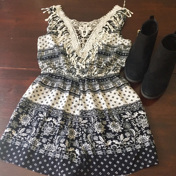 Sleeveless V-neck romper with crocheted back - Picture 2 of 7